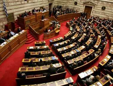 Βουλή: Aναμένεται σύγκρουση των πολιτικών αρχηγών - Δείτε Live